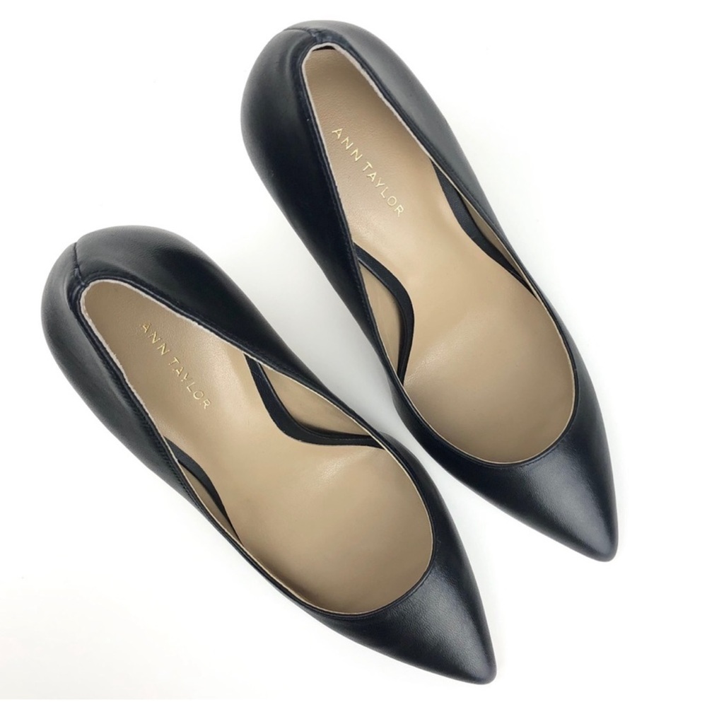 Ann Taylor Classic Leather Pointed Toe Pumps. In great gently used condition